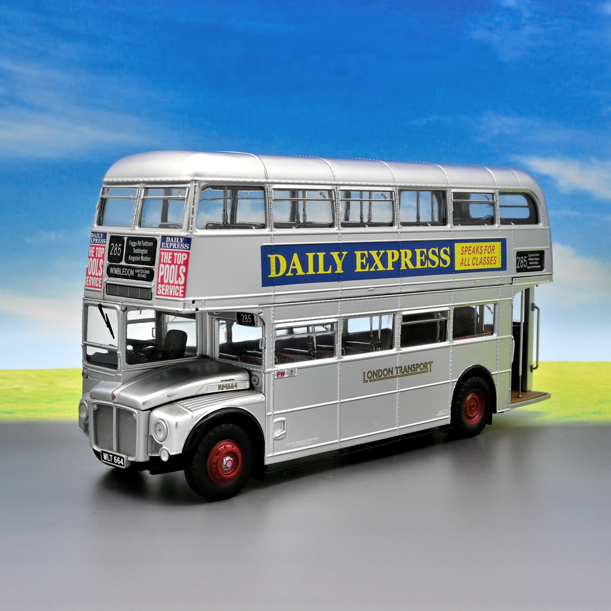 ロンドンバスSun Star 1:24scale 2901 RM8-VLT 8 ロンドンバスSun Star 1:24scale 2901 RM8-VLT 8 Model Bus Zone
