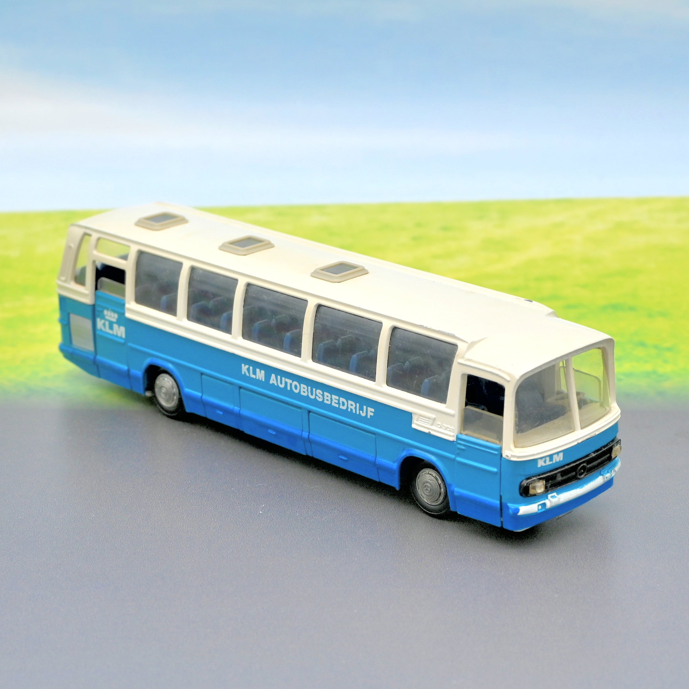 Tekno 950 / Mercedes Benz 0302 / KLM Autobusbedrijf / 1:50 Scale