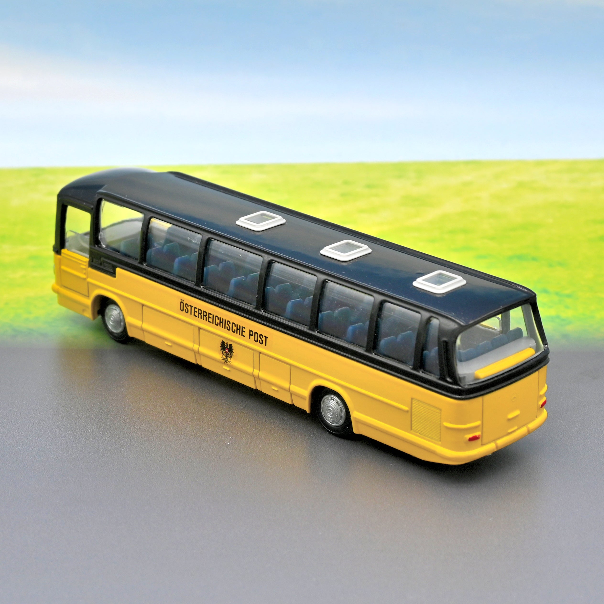 Tekno 950 / Mercedes Benz 0302 / Österreichische Post / 1:50 Scale