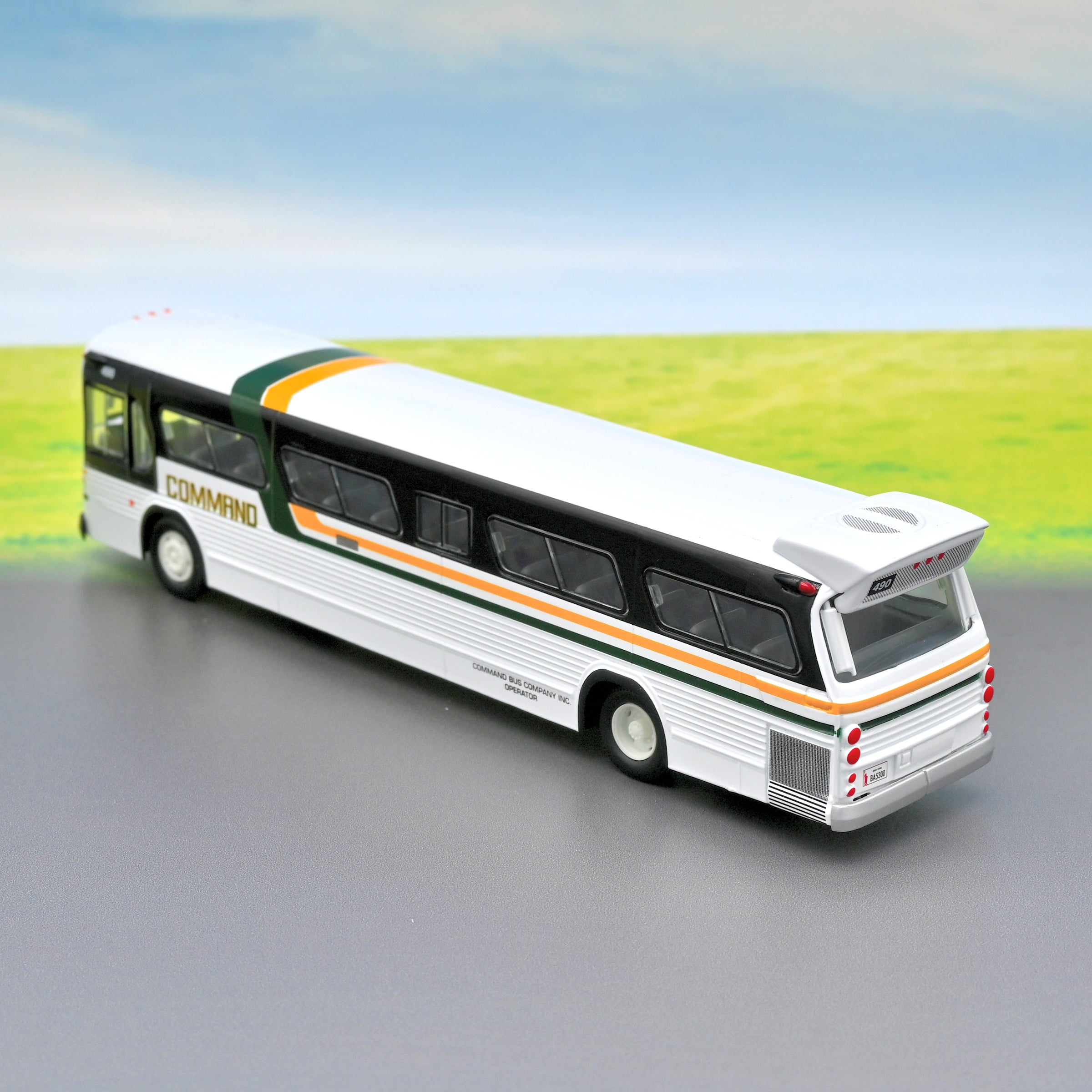 PRE-OWNED Corgi US54317 / GM Fishbowl / Command Bus Lines / 1:50