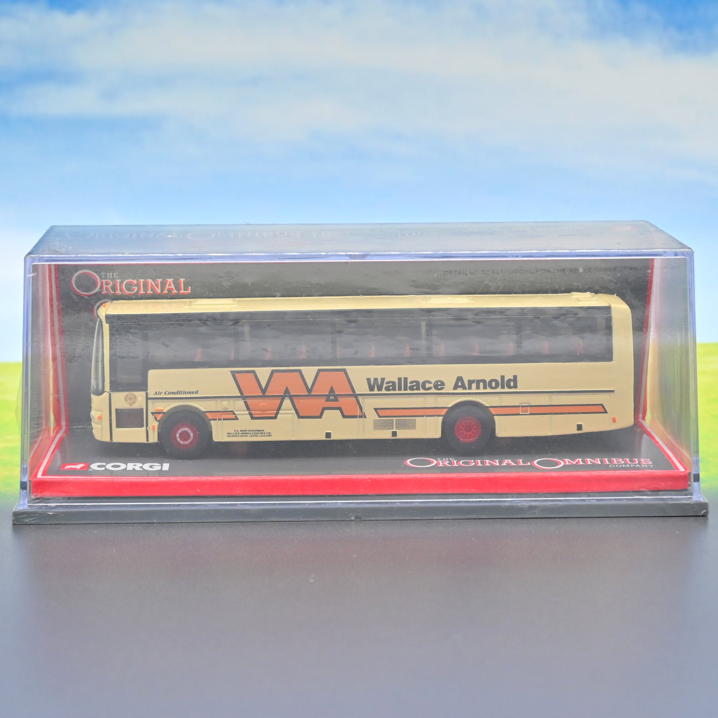 Corgi 42704 / Van Hool Alizee / Wallace Arnold Tours Ltd / 1:76